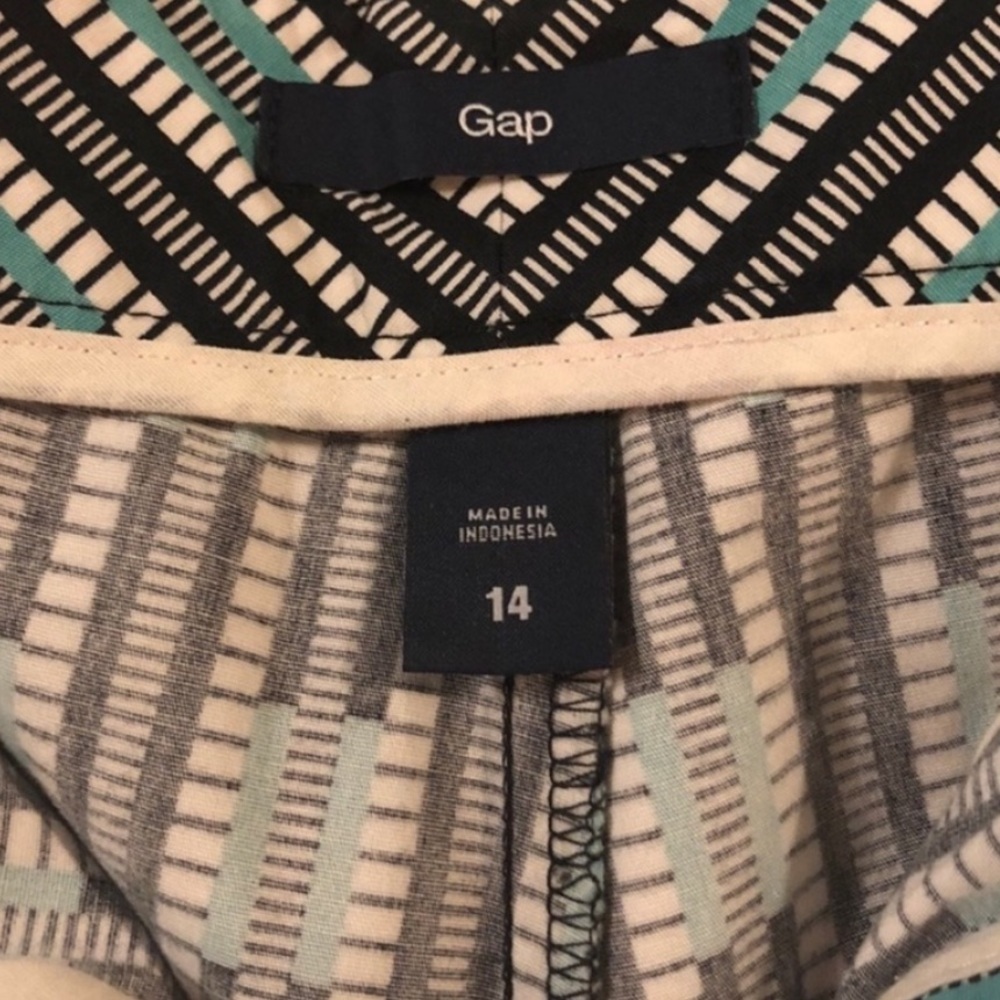 Gap Patterned Black/White/Green Shorts - image 4